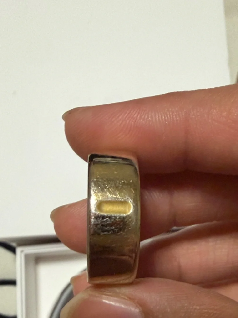 Oura Ring 4 - Gold and White Smart Ring with Charger